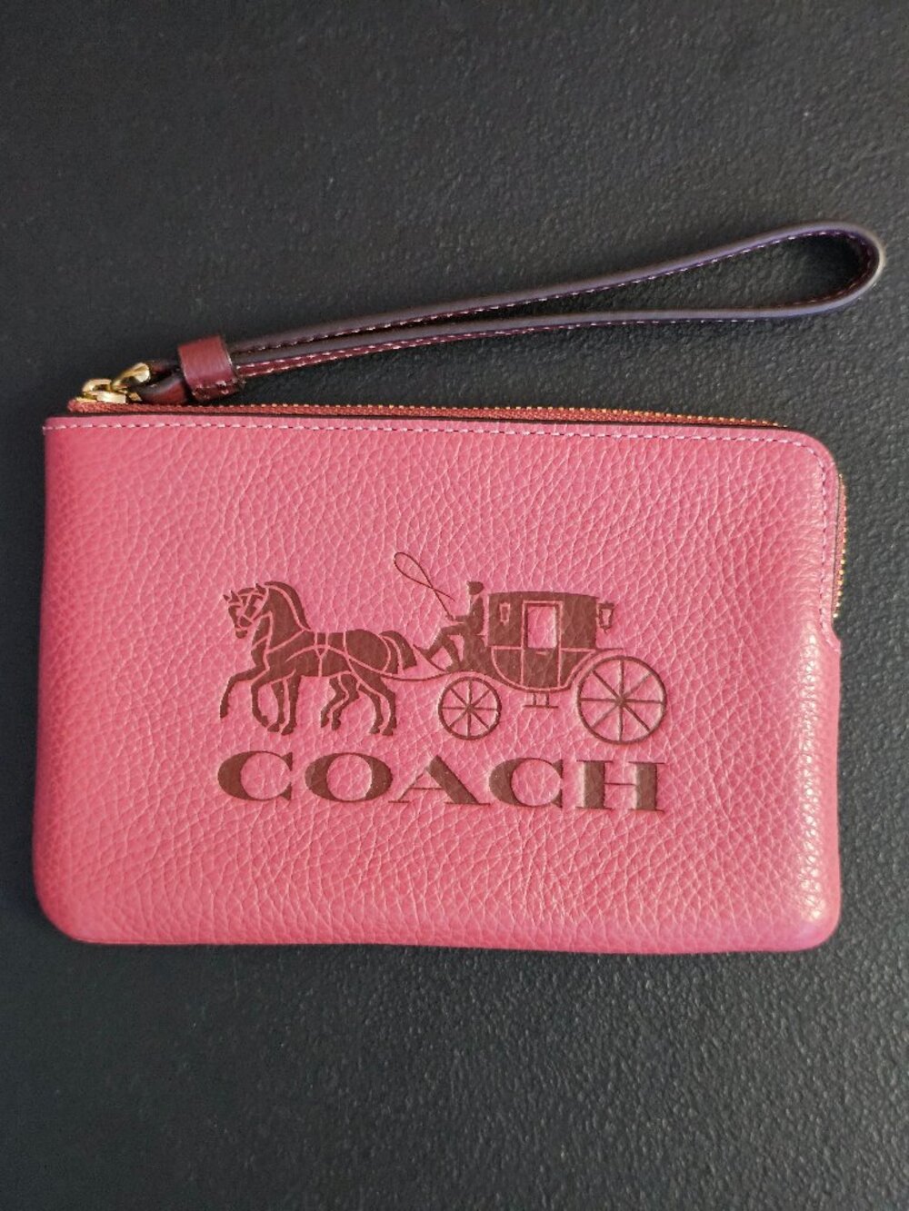 Coach C7420 Corner Zip Wristlet Horse Carriage Rouge Pebble Leather NEW